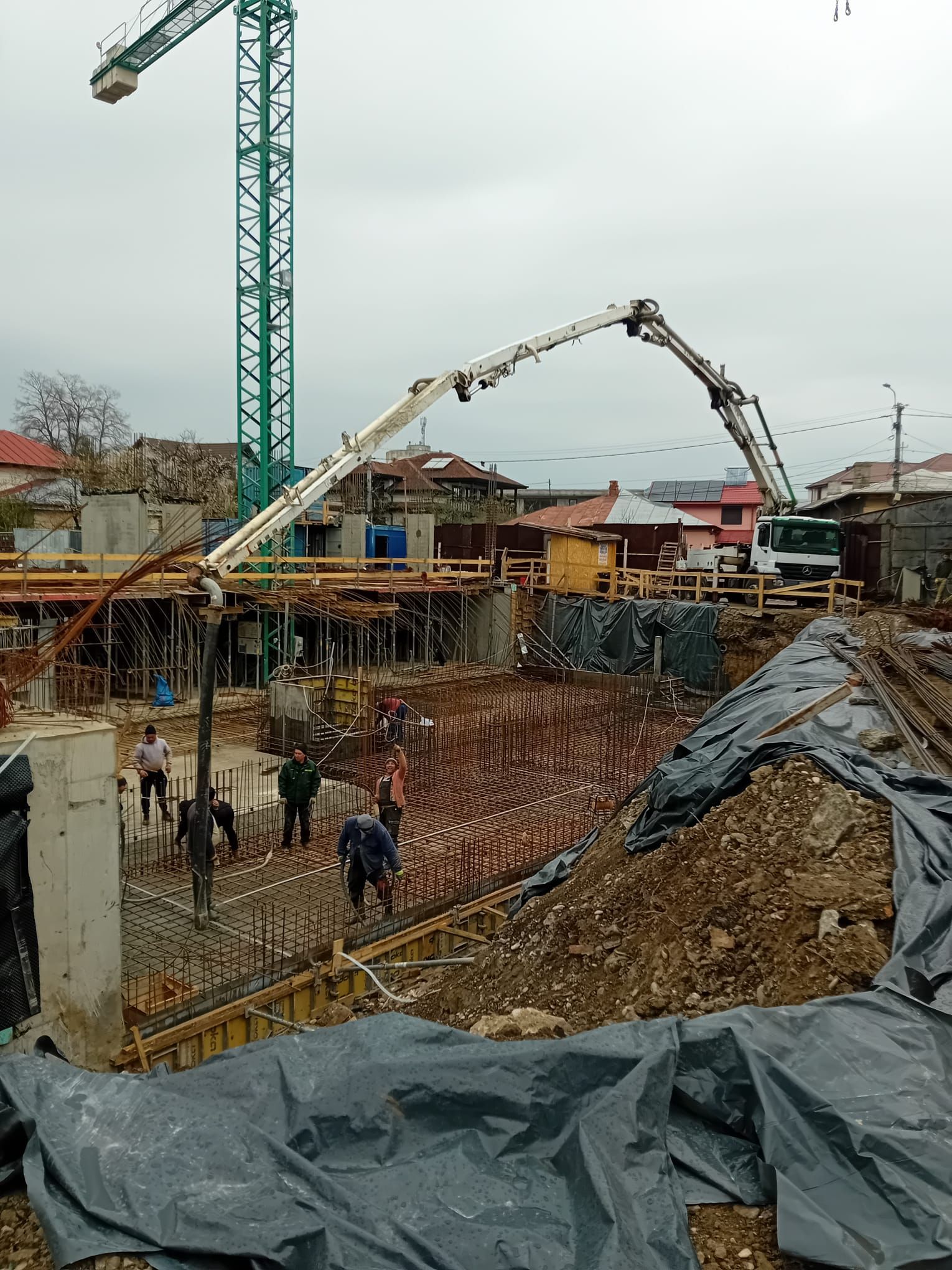 Turnare beton proaspăt pe șantier, close-up